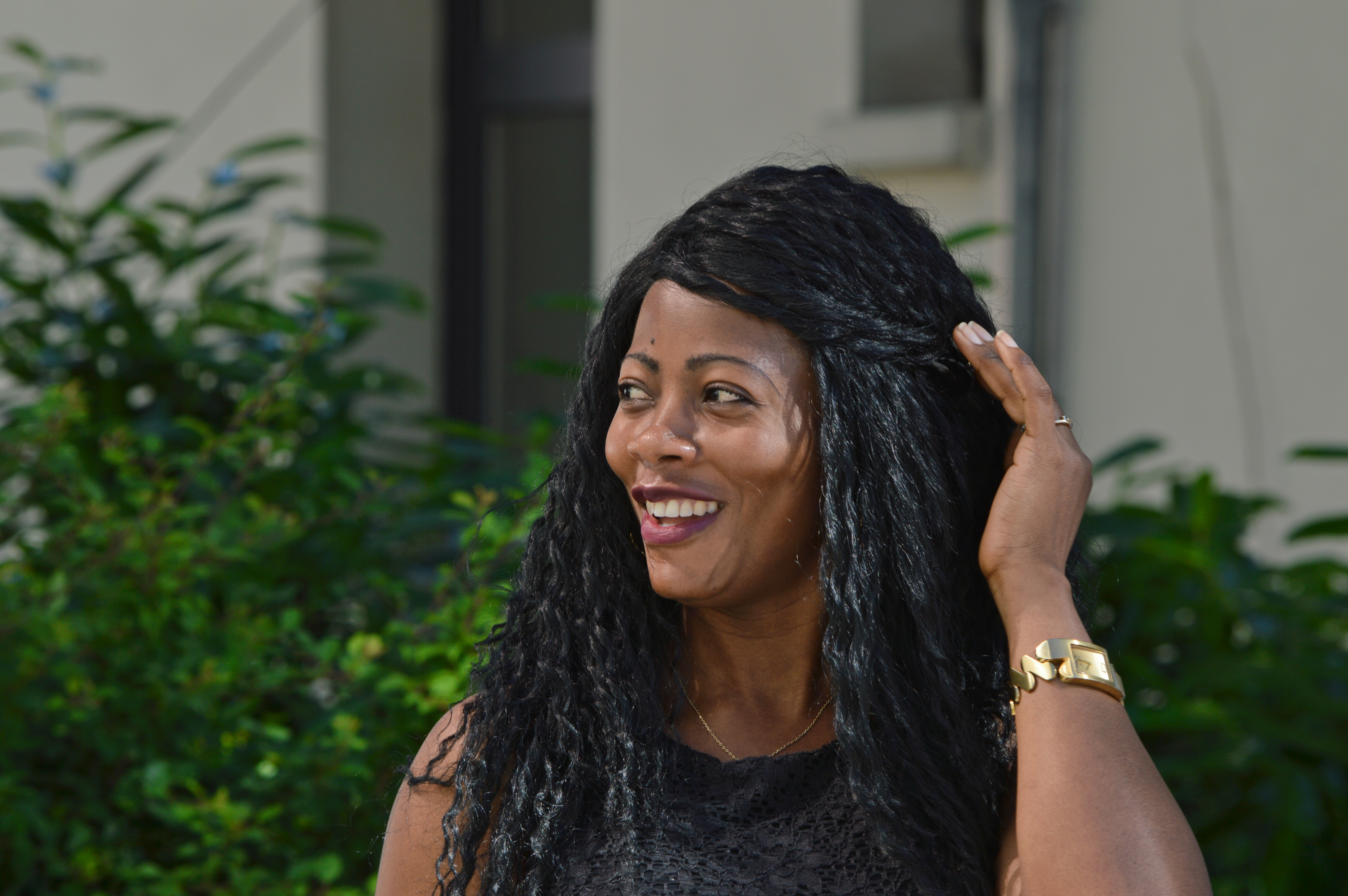 Portrait d'une femme, main dans les cheveux